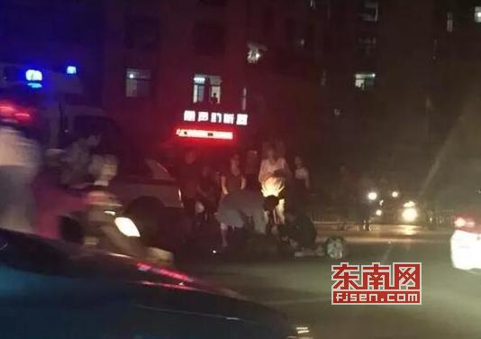 莆田荔城辰门兜小区附近：一男子过马路被撞当场身亡