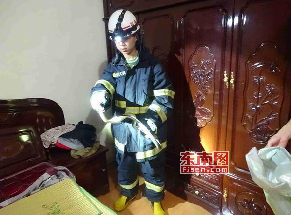 莆田仙游榜头一小伙卧室玩电脑 两米长蛇潜入盘床旁