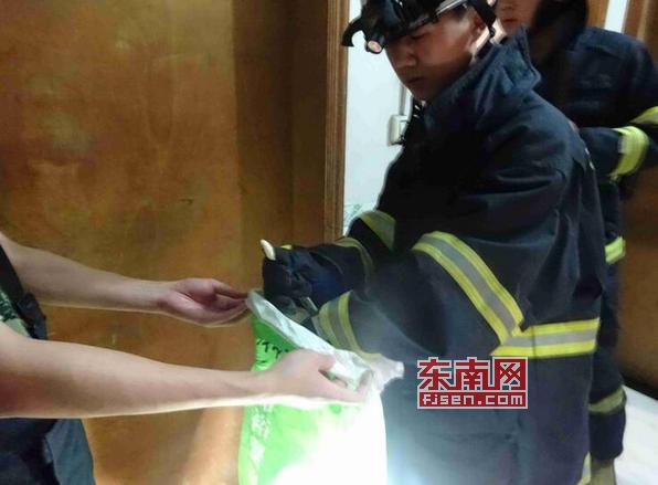 莆田仙游榜头一小伙卧室玩电脑 两米长蛇潜入盘床旁