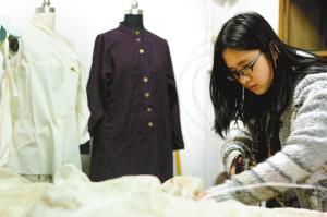 大学毕业生买过时衣服改造后再卖月入过万